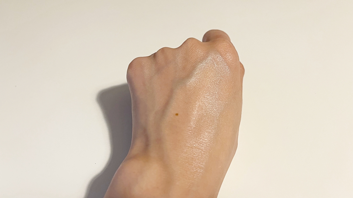 時間が経っても肌本来のツヤのような光沢感が続く