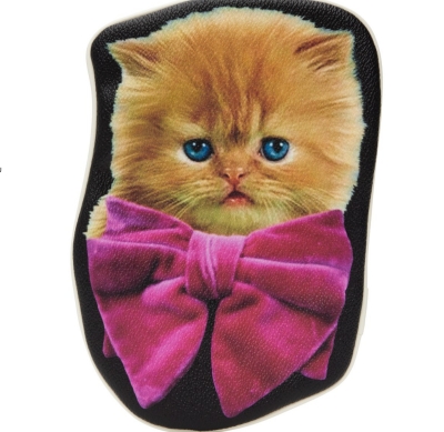 BLACKPINK ジェニー(JENNIE)さんのかばん/バッグの中身　ピンクのリボンをつけた猫のポーチ　UNDERCOVER／アンダーカバー