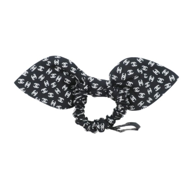 BLACKPINK ジェニー(JENNIE)さんのかばん/バッグの中身　シャネルの黒いリボンシュシュ