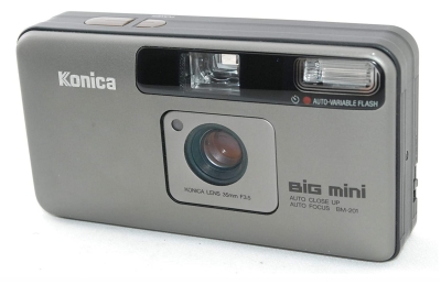 BLACKPINK ジェニー(JENNIE)さんのかばん/バッグの中身　Konica／コニカ　Big mini BM-201 35mm　コニカのフィルムカメラ