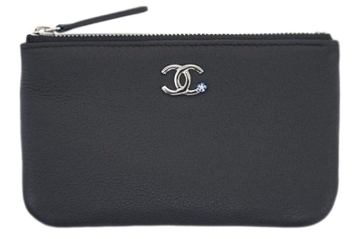 BLACKPINK ジェニー(JENNIE)さんのかばん/バッグの中身　シャネルの黒いミニポーチ