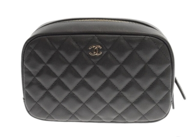 BLACKPINK ジェニー(JENNIE)さんのかばん/バッグの中身　シャネルの黒いキルティングポーチ　マトラッセ　コスメポーチ