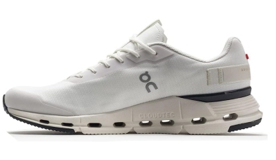 山口智子さんの一週間コーデ　【木曜日】スイスの2WAY スニーカー　on／オン　Cloudnova　スニーカー