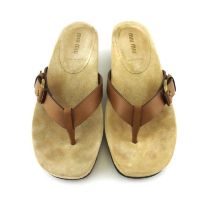 山口智子さんの一週間コーデ　【火曜日】雪駄をイメージしたサンダル　MIU MIU／ミュウミュウ