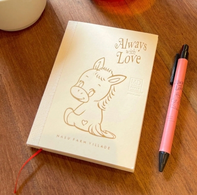 紗栄子さんのかばん/バッグの中身　馬のキャラクターのノート　NASU FARM VILLAGE　SABLE MD NOTE