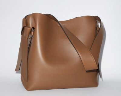 山口智子さんの一週間コーデ　【火曜日】アクネスタジオのショルダーバッグ　Musubi ミディショルダーバッグ