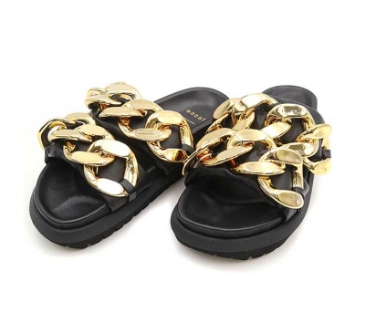 山口智子さんの一週間コーデ　【金曜日】SACAIのゴールドチェーンのサンダル　チェーントリム レザーサンダル