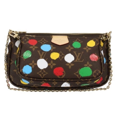 紗栄子さんのかばん/バッグの中身　水玉　ルイヴィトンのポーチ　LOUIS VUITTON／ルイヴィトン　ショルダーバッグ LVxYK M46385