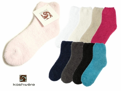 ネイビーのもこもこ靴下(ルームソックス)　Kashwere／カシウエア　solid socks　紗栄子さんのかばん/バッグの中身