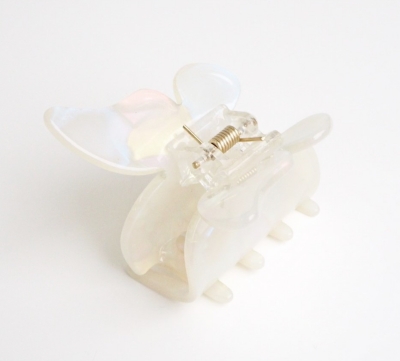 水原希子さんのかばん/バッグの中身 ちょうちょのバンスクリップ