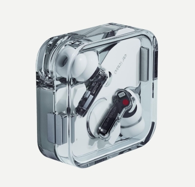 水原希子さんのかばん/バッグの中身 透明のケースのイヤフォン Nothing Ear (2)