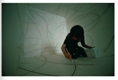 梨花さんがリビングに飾っている線を基調としたアート作品